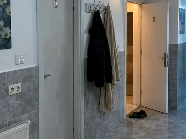 Oda girişinde askı ve temiz terlik — Şehremini, Masaj Salonun