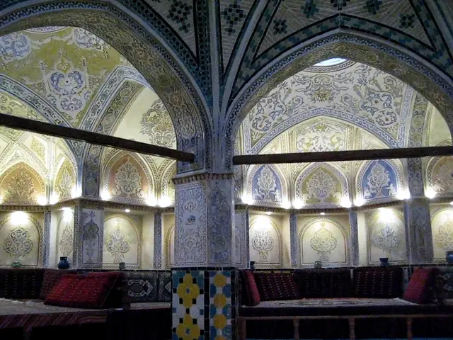 Çinili kubbesiyle hamam içi — Şehremini, Masaj Salonun